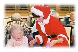 クリスマス会の食事風景